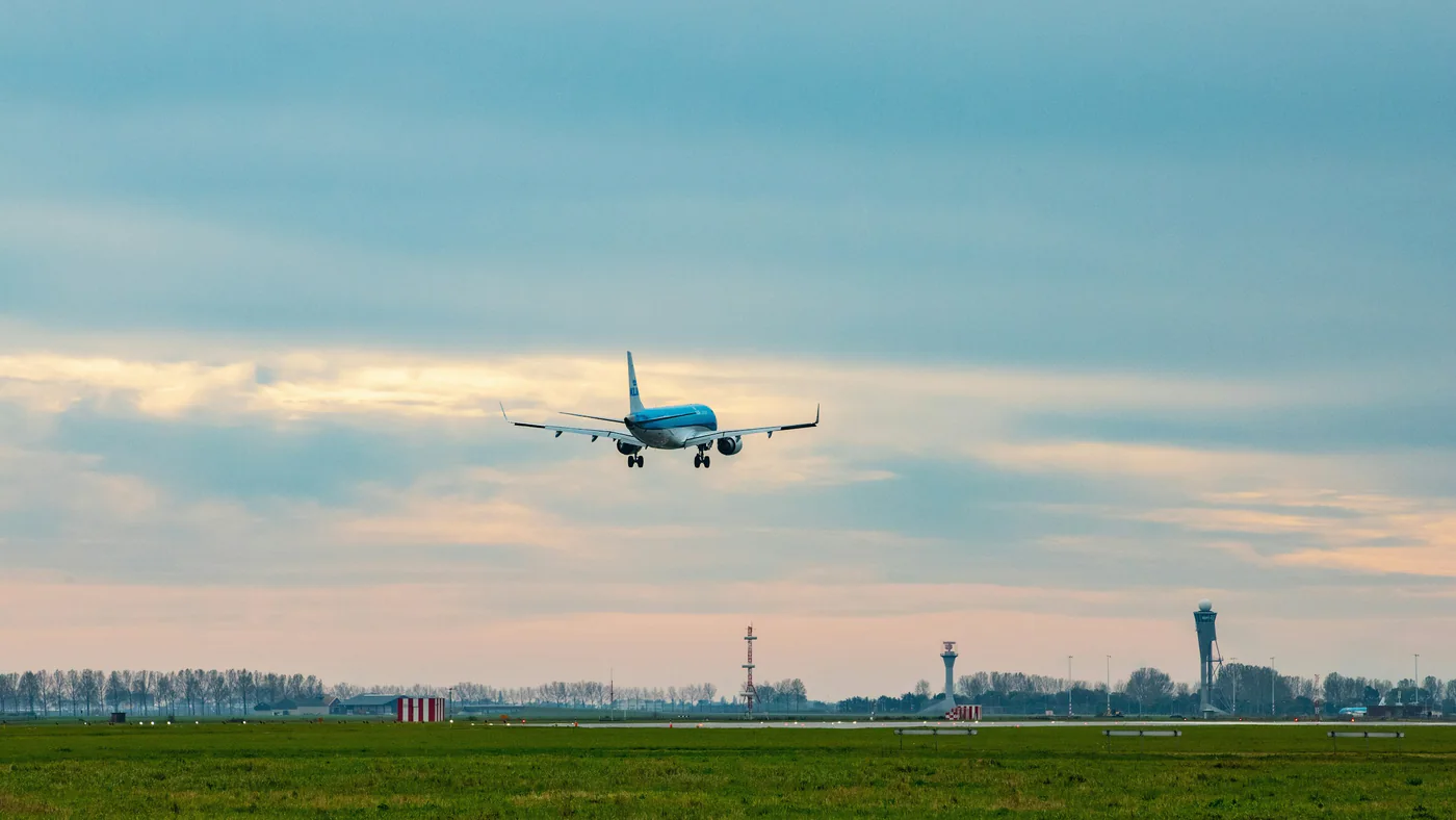 Vliegtuig in de landing bij Schiphol