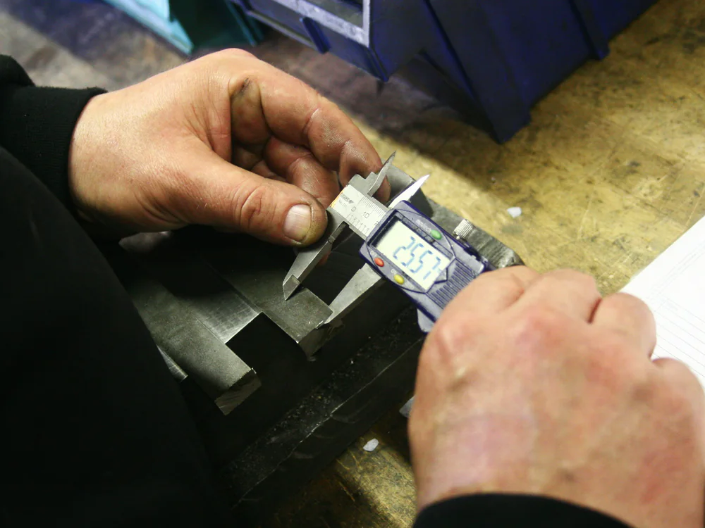 Digitale schuifmaat meet een metalen onderdeel