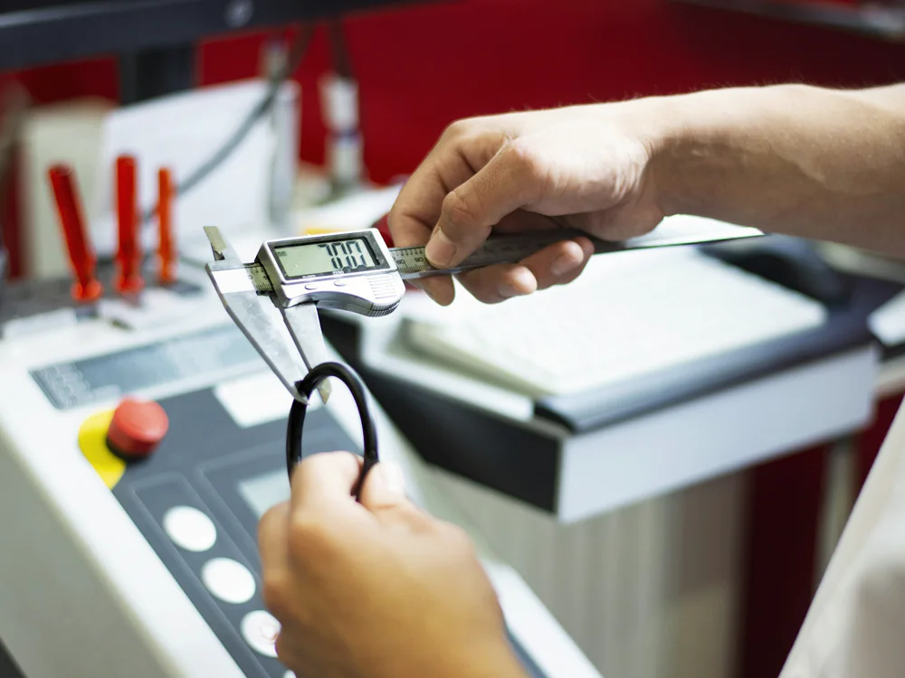Digitale schuifmaat op een werkbank bij een machine