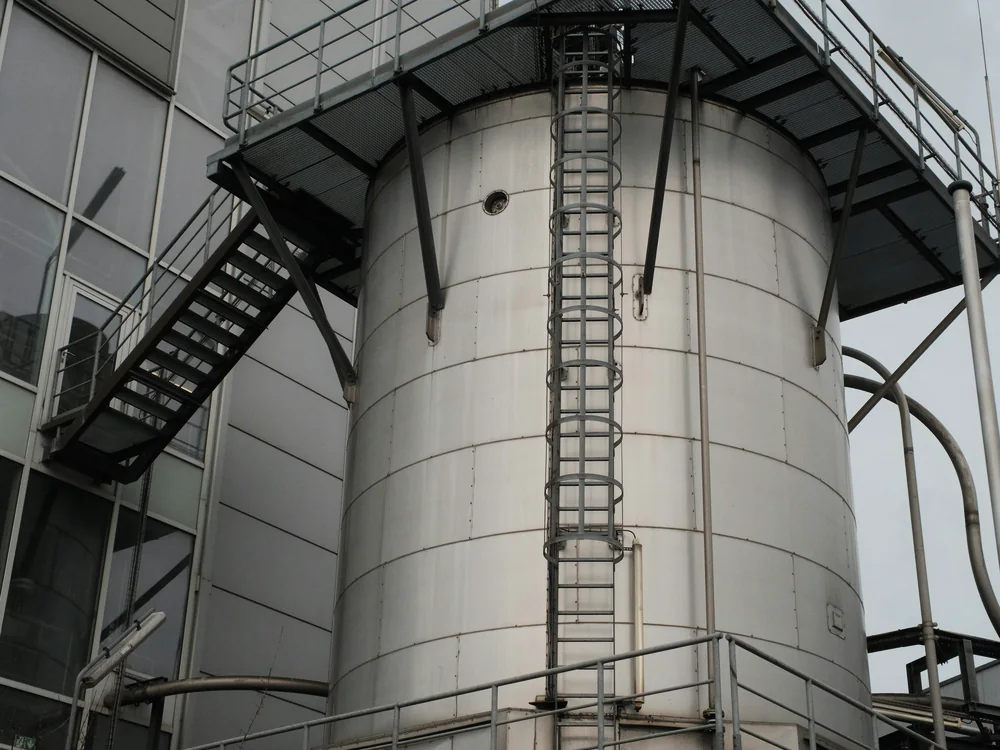 Opslagsilo met trappen en bordessen