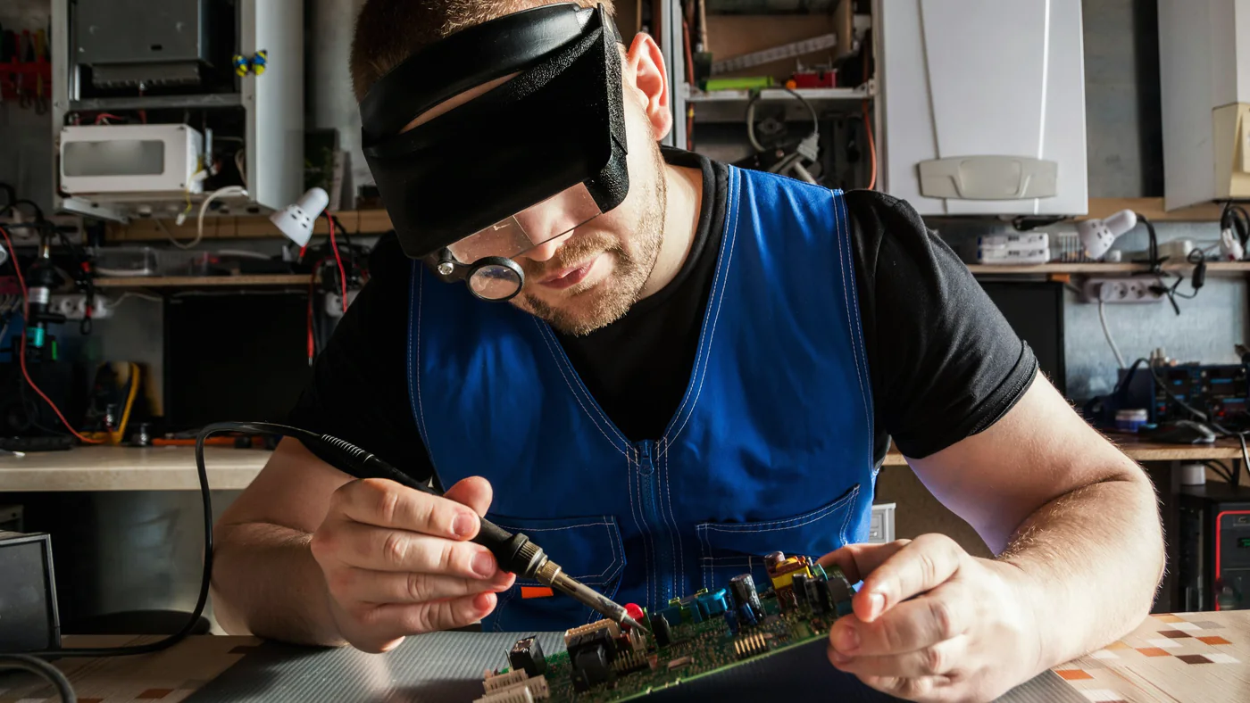 Technicus soldeert componenten op een printplaat