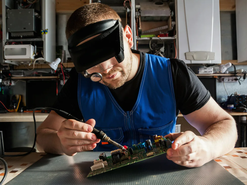 Technicus soldeert componenten op een printplaat