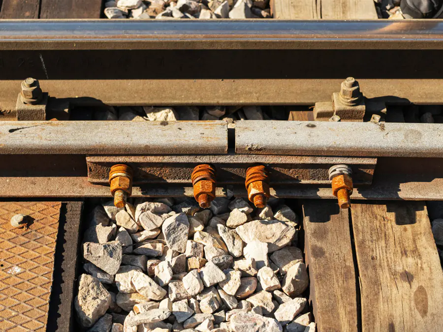 Spoorstaven en bevestigingen op dwarsliggers van dichtbij