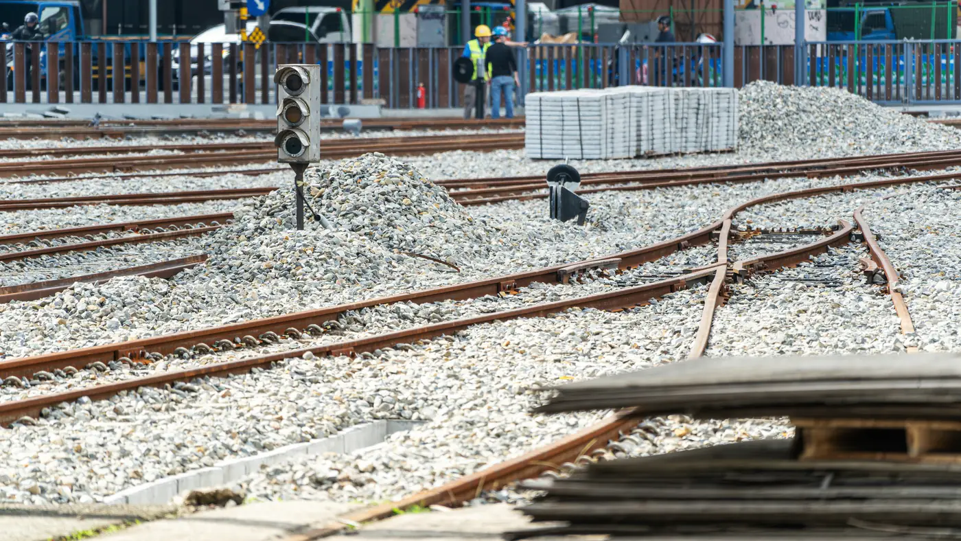 Spoorwerkzaamheden met nieuwe wissels en ballast