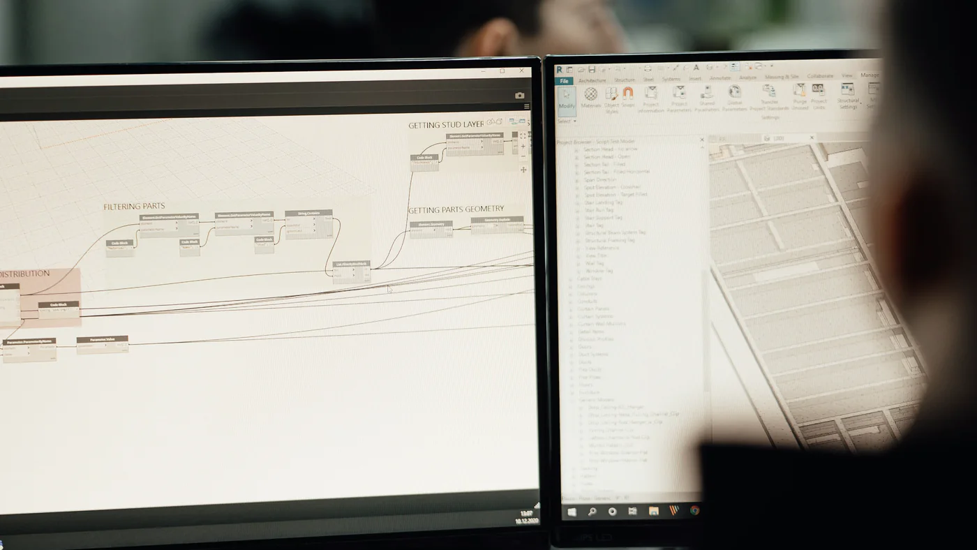 Technische tekening op een monitor in een licht kantoor