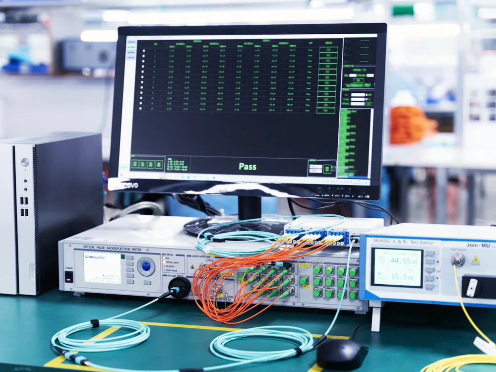 Elektronische testopstelling met monitor en meetapparatuur