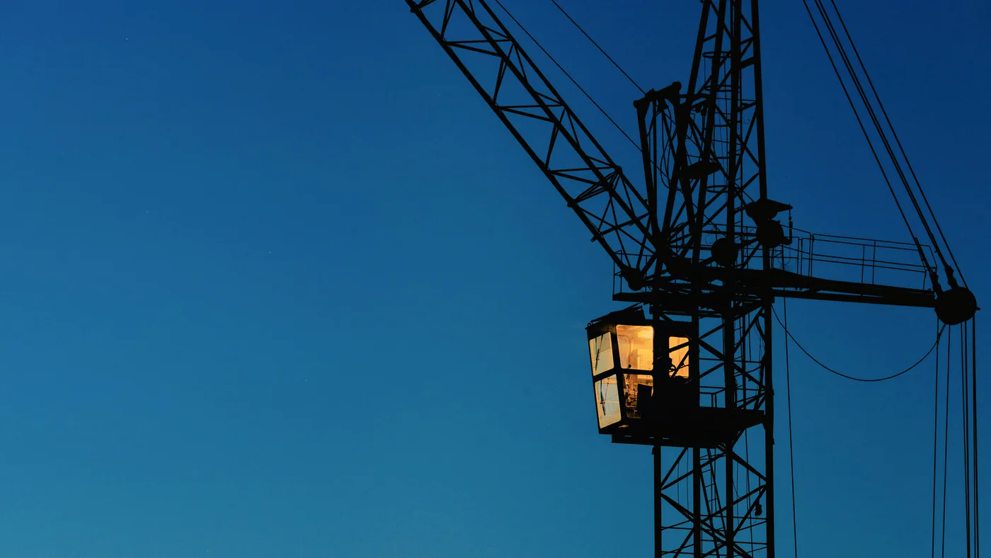 Torenkraan met verlichte machinistencabine