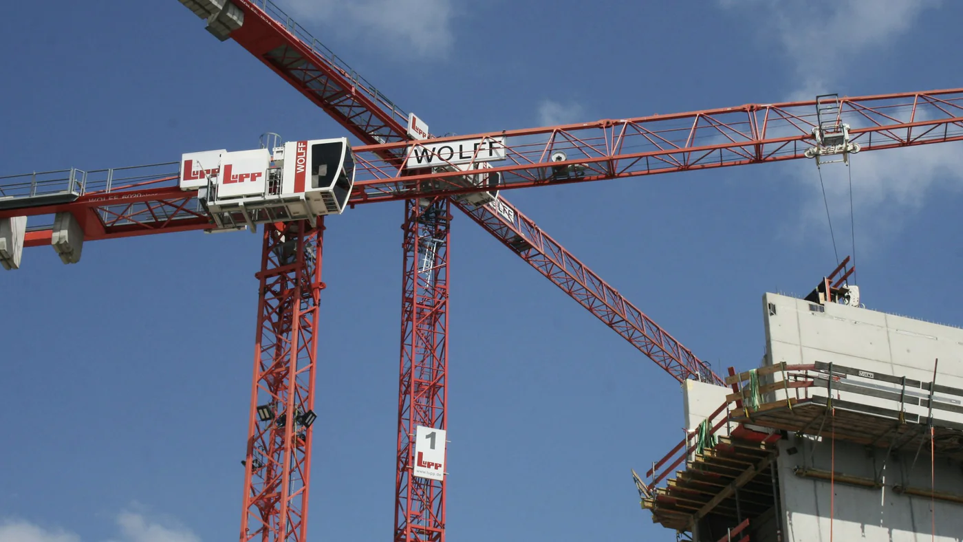 Rode torenkraan boven een bouwproject