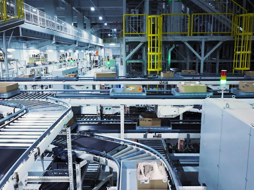 Transportbanden en rollenbanen in een productiehal