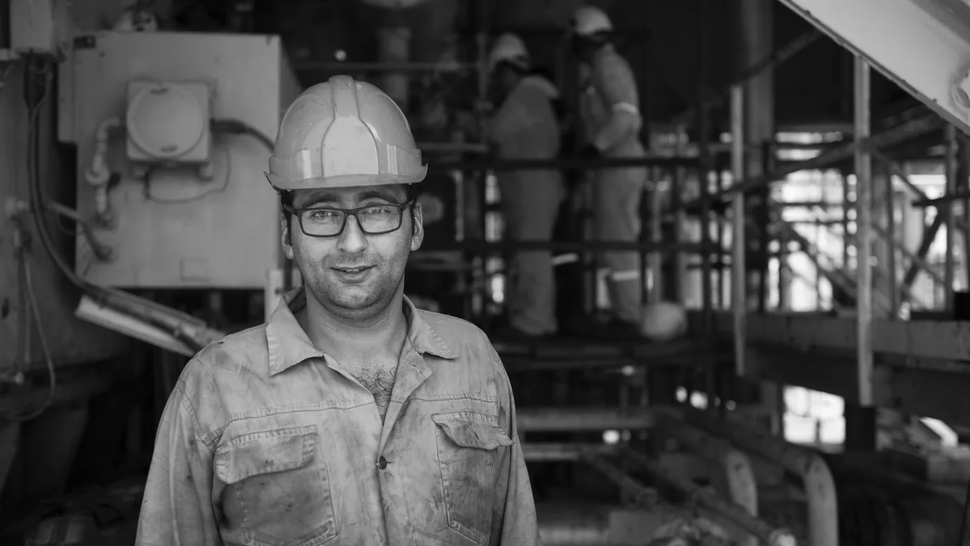 Portret van een vakman met veiligheidshelm in een fabriek