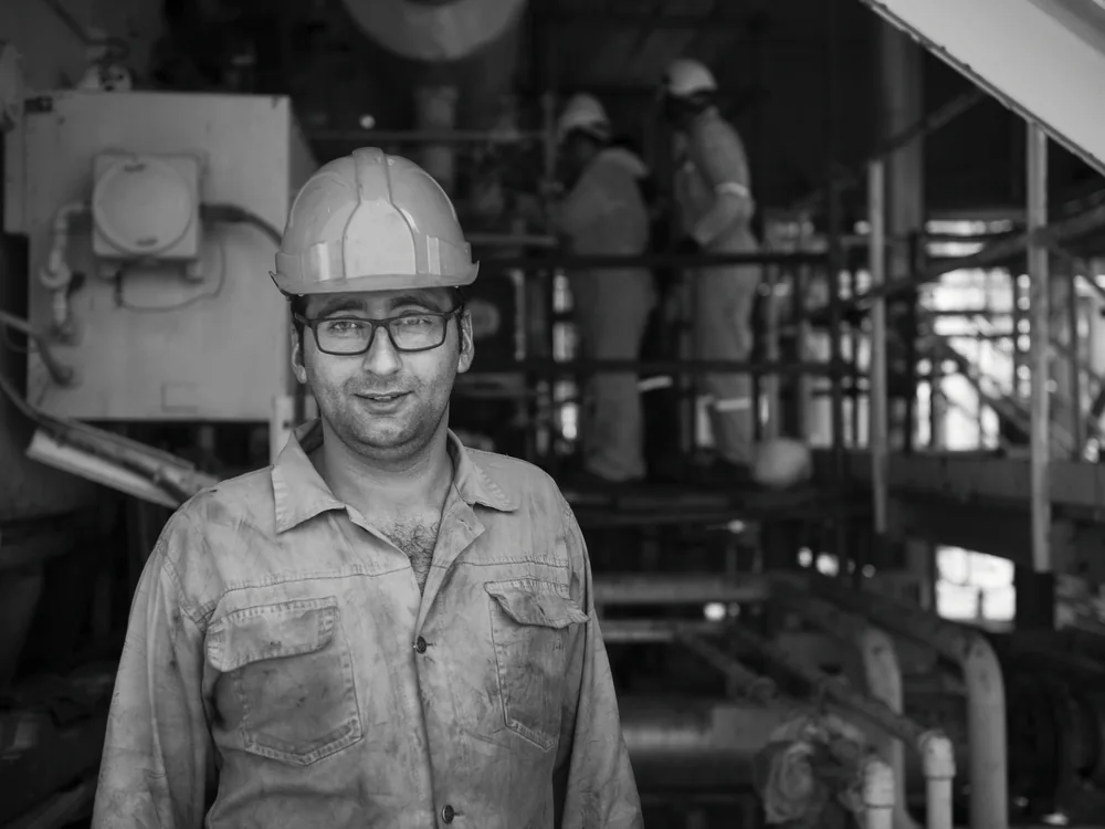 Portret van een vakman met veiligheidshelm in een fabriek