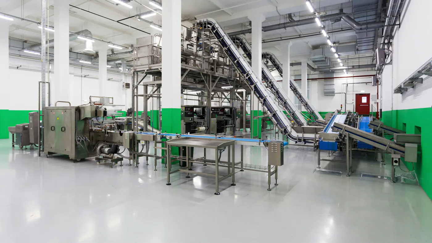 Schone productieruimte met transportbanden in een voedingsmiddelenfabriek
