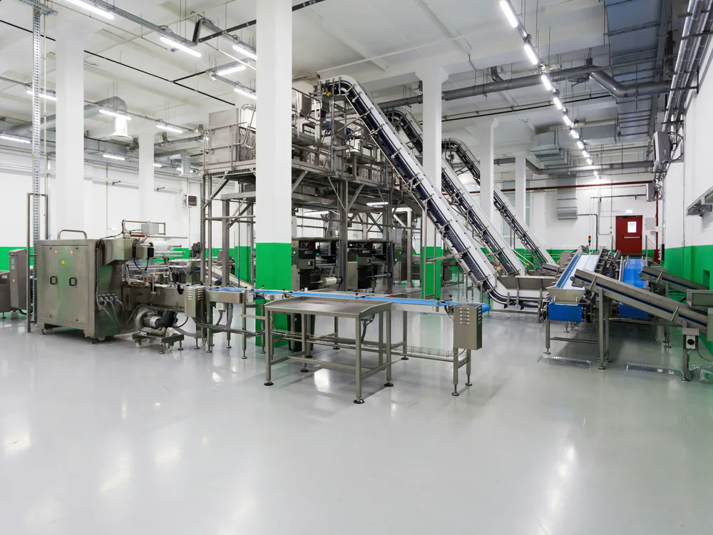 Schone productieruimte met transportbanden in een voedingsmiddelenfabriek