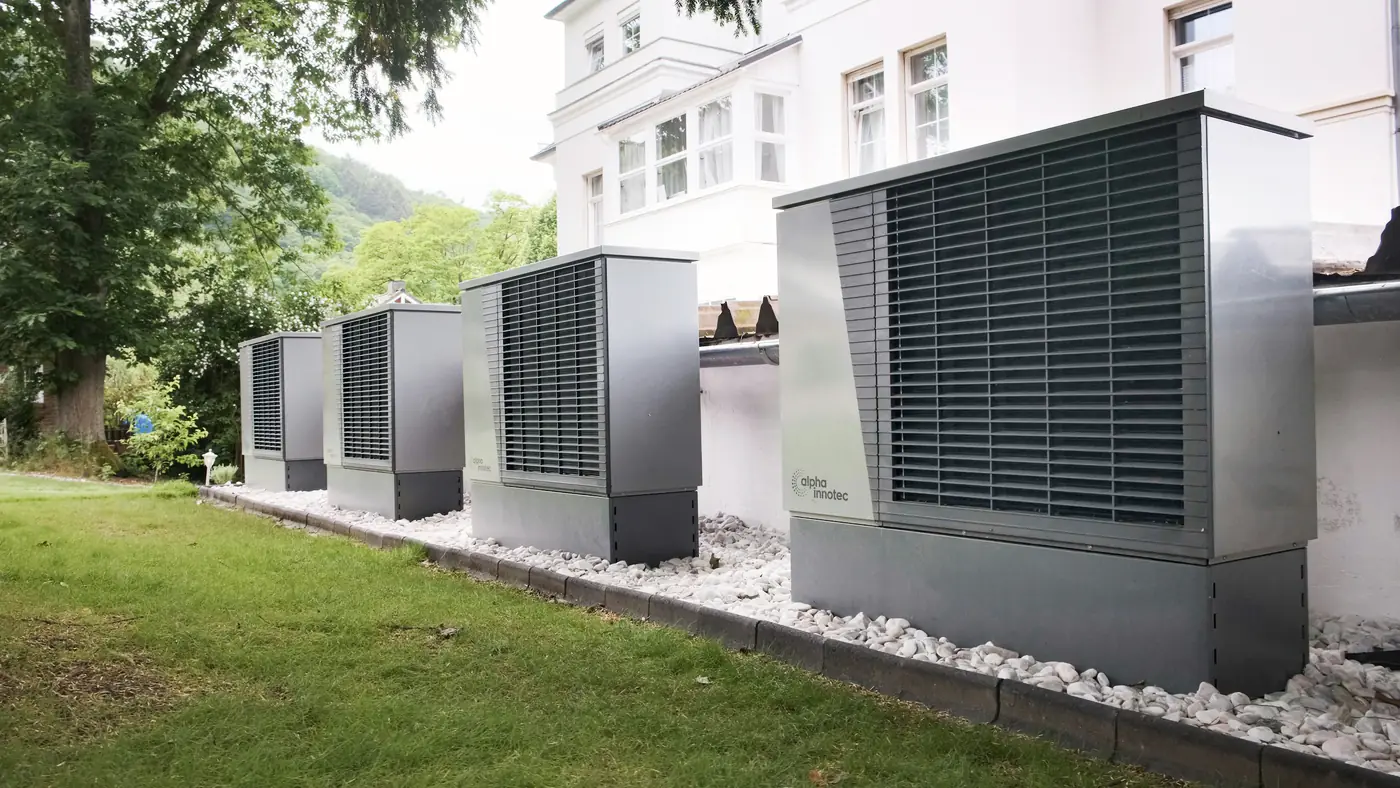 Rij grote warmtepompen bij een utiliteitsgebouw