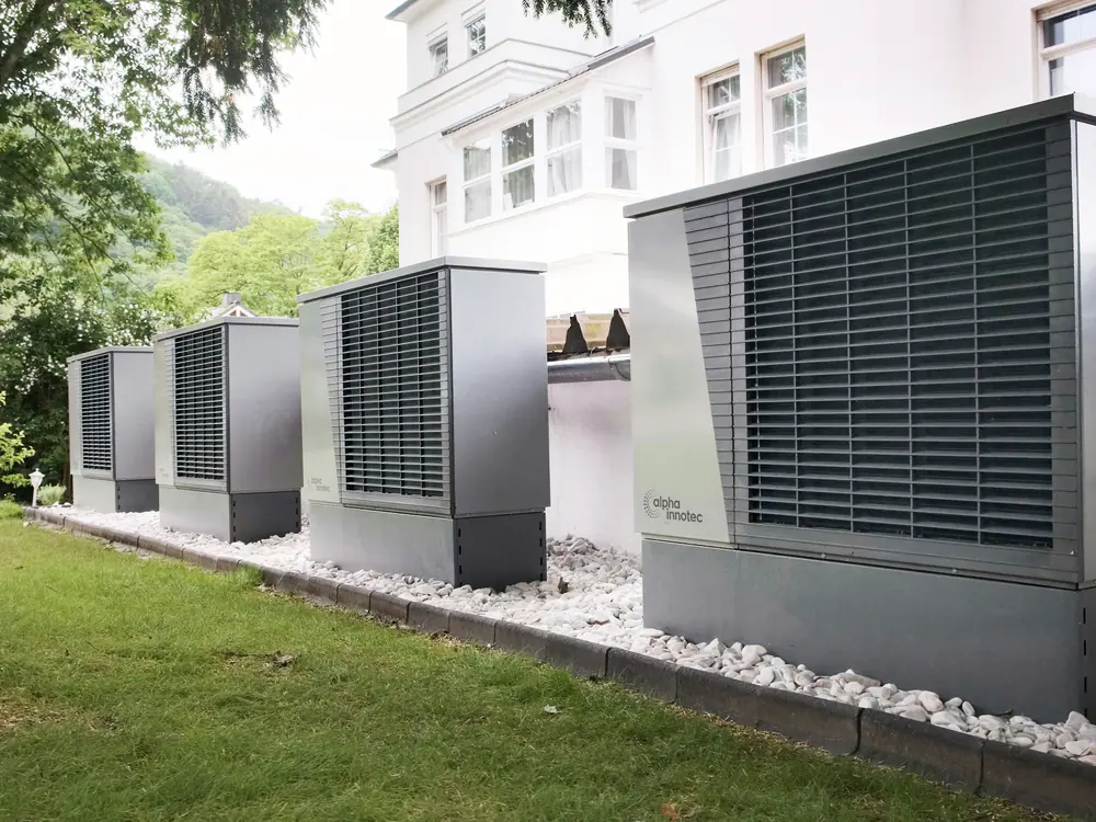 Rij grote warmtepompen bij een utiliteitsgebouw