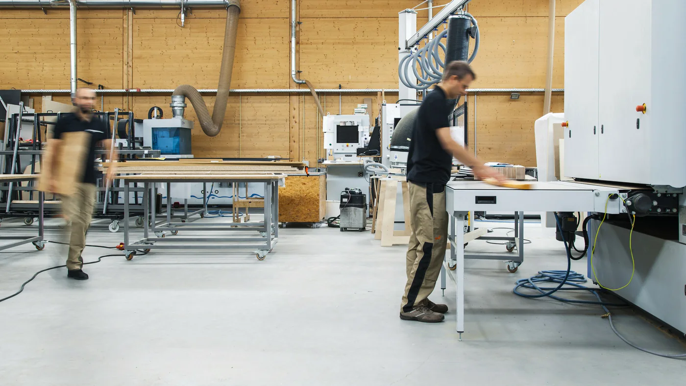 Vakmensen in een werkplaats met plaatbewerkingsmachines