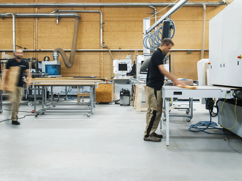 Vakmensen in een werkplaats met plaatbewerkingsmachines