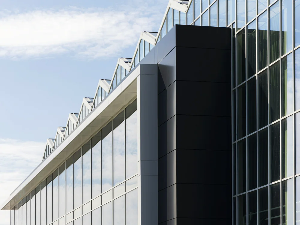Glazen gebouw van het tuinbouwcentrum in Naaldwijk