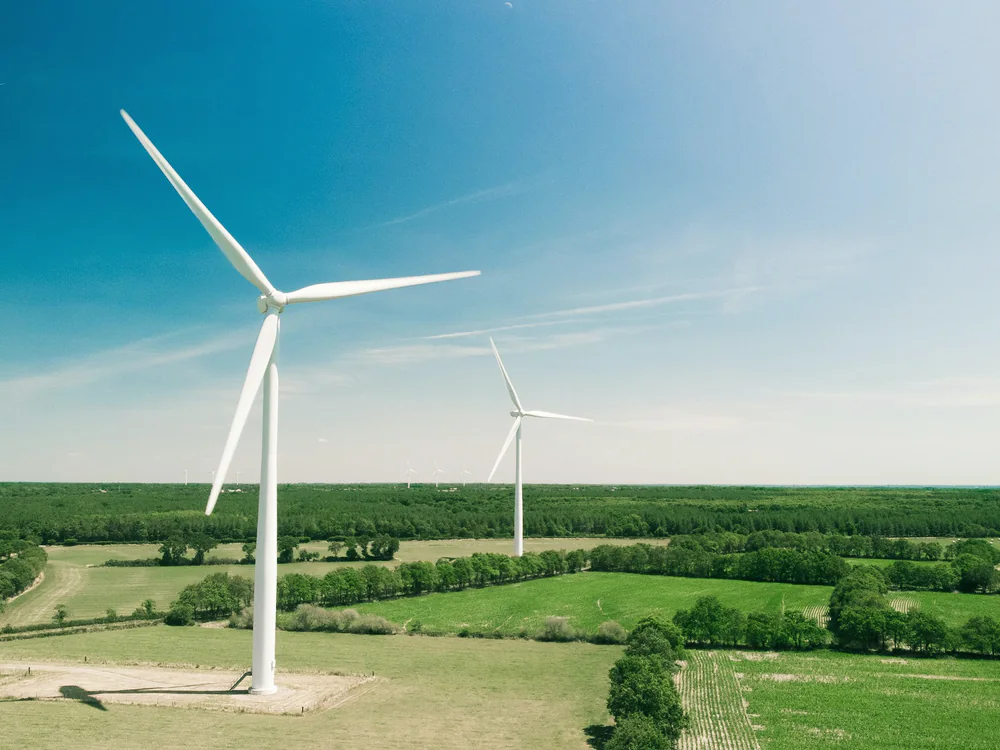 Windturbine in een vlak groen landschap