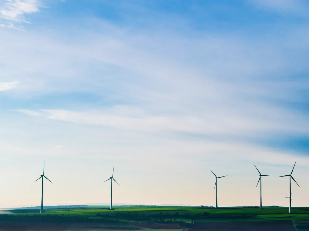 Windturbines aan de horizon boven vlak land