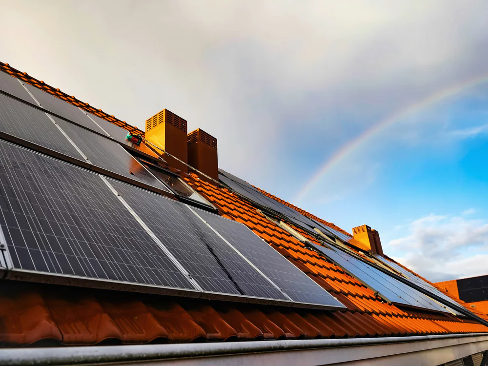 Zonnepanelen op een rood pannendak