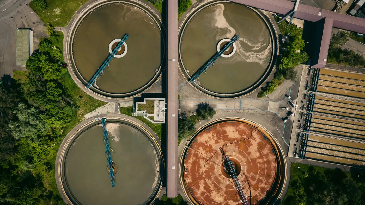 Waterzuiveringsinstallatie van bovenaf met bezinktanks